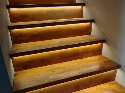 Лестница из массива березы с интегрированной подсветкой