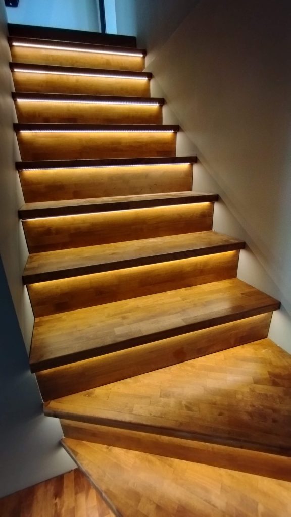 Лестница из массива березы с интегрированной подсветкой