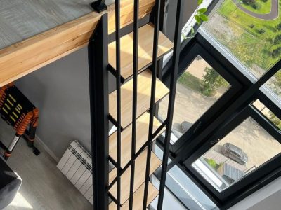 Ступени из лиственницы в металлокаркасе