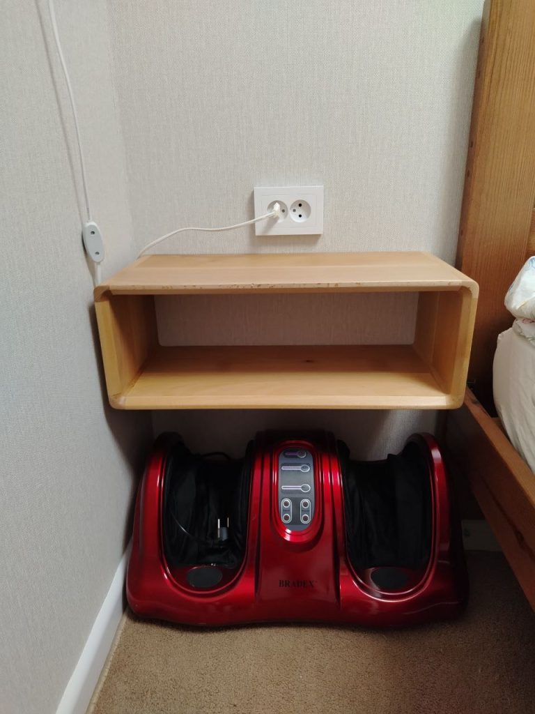 Прикроватные полки из массива бука