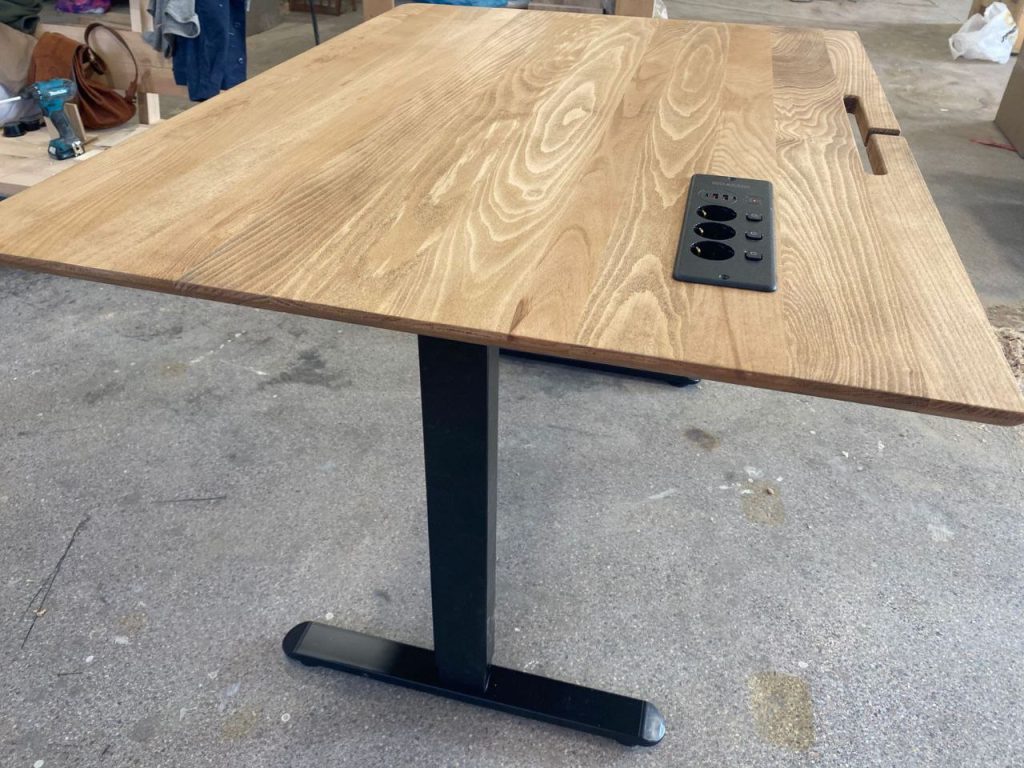 Компьютерный стол из бука на электроподстолье с регулировкой высоты
