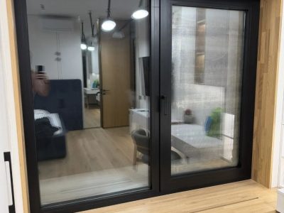 Отделка оконного проема массивом ясеня