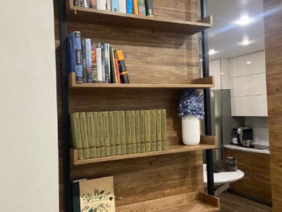 Полки из ясеня на металлическом каркасе