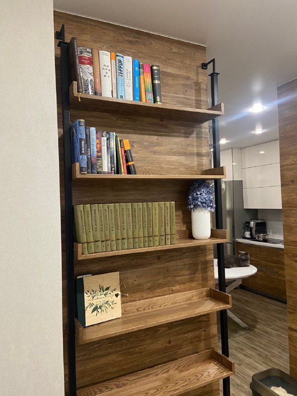 Полки из ясеня на металлическом каркасе