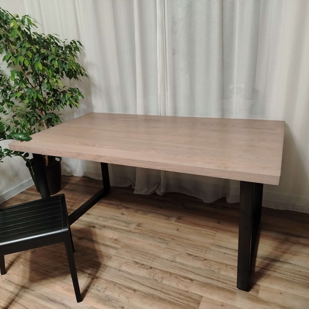 Обеденный стол из массива ясеня на металлическом подстолье