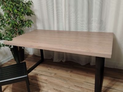 Обеденный стол из массива ясеня на металлическом подстолье